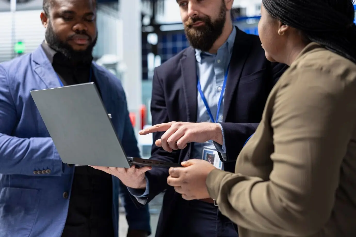 Ingenieure und ein Bauunternehmer überwachen Solarmodulsysteme.
