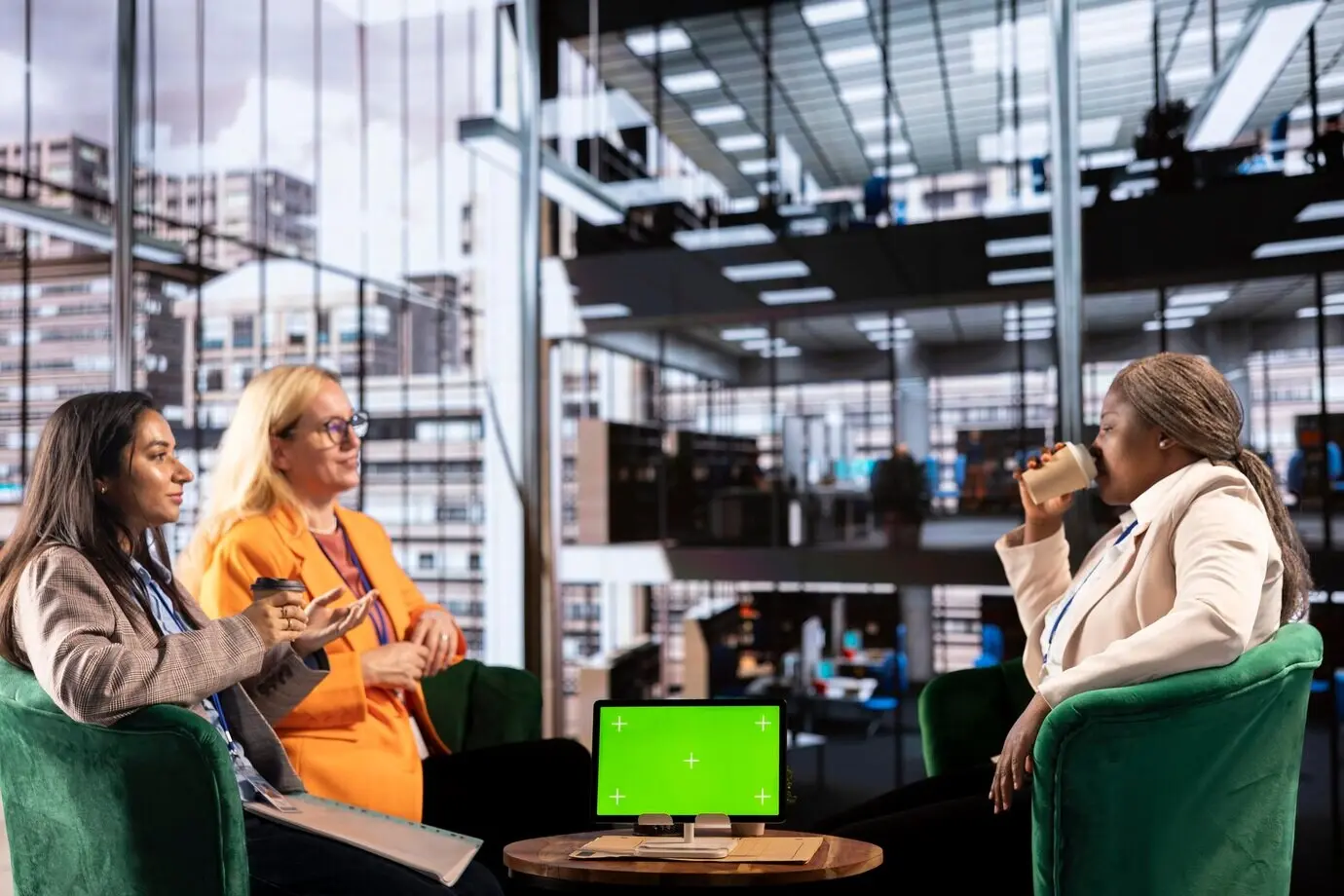 Vielfältige Gruppe von Kolleginnen, die die Zielerreichung gewährleistet, neben einem Chroma-Key