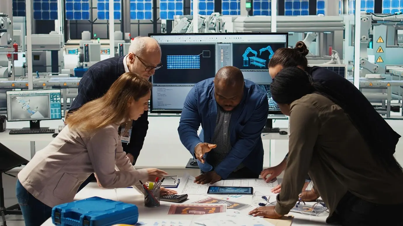 Fabrikingenieure verfeinern Produktionslayouts mithilfe eines Tablets.