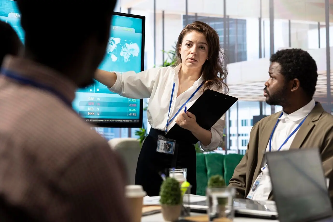 Unternehmensmitarbeiter prüfen Projektdetails und Zeitpläne.